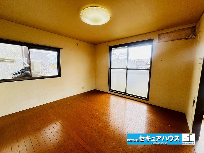 刈谷市恩田町2丁目　中古住宅の洋室|【約14帖洋室別角度】
２WAYバルコニーのため2ヶ所の窓から洗濯物を干すことができます。