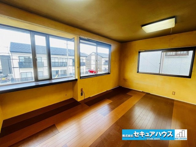 刈谷市恩田町2丁目　中古住宅の洋室|【約10帖の洋室】
大きな窓からは採光を沢山取り入れ明るい洋室になります。