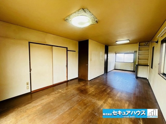 刈谷市恩田町2丁目　中古住宅の居間・リビング|【約16.8帖のLDK】
南向きのLDKのため陽当たり良好です♪