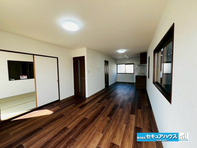 刈谷市恩田町2丁目　中古住宅の居間・リビング|【約16.8帖のLDK】
南向きのLDKのため陽当たり良好です♪