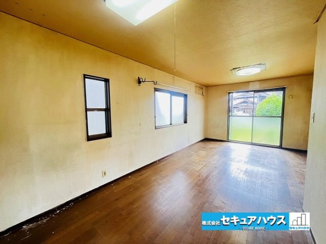 刈谷市恩田町2丁目　中古住宅の居間・リビング|【約16.8帖のLDK】
窓が多いLDKのため通風も良好です♪