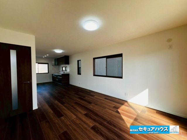 刈谷市恩田町2丁目　中古住宅の居間・リビング|【約16.8帖のLDK】
窓が多いLDKのため通風も良好です♪