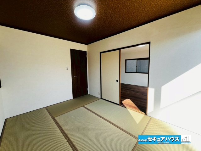 刈谷市恩田町2丁目　中古住宅の和室|【和室】
1階の続き和室の為襖や障子を開け放つと、リビングなどと一体となった開放的な広い空間として使えます。