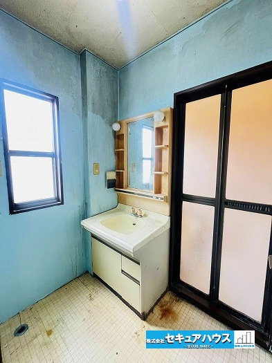 刈谷市恩田町2丁目　中古住宅の独立洗面台|【独立洗面所】
大きな鏡でメイクやヘアセットがしやすく、ドライヤーなどの電源が利用可能です。
