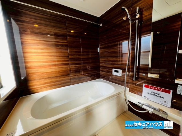 刈谷市恩田町2丁目　中古住宅の独立洗面台|【独立洗面所】
大きな鏡でメイクやヘアセットがしやすく、ドライヤーなどの電源が利用可能です。
