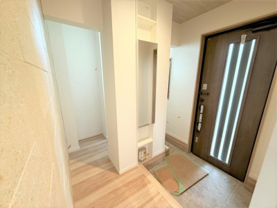 【玄関】 | 【仲介手数料４７０万円が無料！！】■５ＬＤＫ＋車庫２台■ウルトラマン商店街を抜けた住宅街 | 【諸費用４７０万円ＯＦＦです！！】
■祖師ヶ谷大蔵駅１１分！
■駐車場２台可
■耐震性、断熱性などで最高評価！
■ＺＥＨ水準住宅！
■高断熱住宅！
■省エネ性能ラベル！
■内覧可能