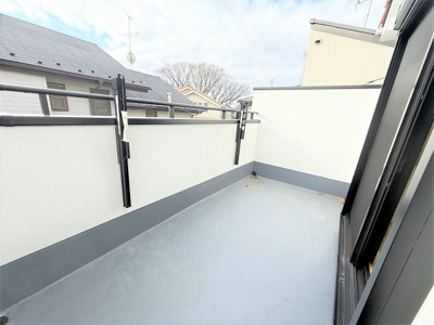 【バルコニー】 | 【仲介手数料４７０万円が無料！！】■５ＬＤＫ＋車庫２台■ウルトラマン商店街を抜けた住宅街 | 【諸費用４７０万円ＯＦＦです！！】
■祖師ヶ谷大蔵駅１１分！
■駐車場２台可
■耐震性、断熱性などで最高評価！
■ＺＥＨ水準住宅！
■高断熱住宅！
■省エネ性能ラベル！
■内覧可能