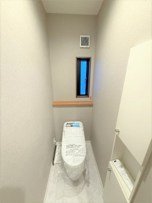 【トイレ】 | 【仲介手数料４７０万円が無料！！】■５ＬＤＫ＋車庫２台■ウルトラマン商店街を抜けた住宅街 | 【諸費用４７０万円ＯＦＦです！！】
■祖師ヶ谷大蔵駅１１分！
■駐車場２台可
■耐震性、断熱性などで最高評価！
■ＺＥＨ水準住宅！
■高断熱住宅！
■省エネ性能ラベル！
■内覧可能