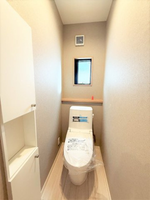 【トイレ】 | 【仲介手数料４７０万円が無料！！】■５ＬＤＫ＋車庫２台■ウルトラマン商店街を抜けた住宅街 | 【諸費用４７０万円ＯＦＦです！！】
■祖師ヶ谷大蔵駅１１分！
■駐車場２台可
■耐震性、断熱性などで最高評価！
■ＺＥＨ水準住宅！
■高断熱住宅！
■省エネ性能ラベル！
■内覧可能