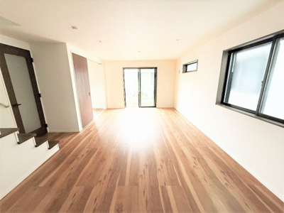 【居間・リビング】 | 【仲介手数料４７０万円が無料！！】■５ＬＤＫ＋車庫２台■ウルトラマン商店街を抜けた住宅街 | 【諸費用４７０万円ＯＦＦです！！】
■祖師ヶ谷大蔵駅１１分！
■駐車場２台可
■耐震性、断熱性などで最高評価！
■ＺＥＨ水準住宅！
■高断熱住宅！
■省エネ性能ラベル！