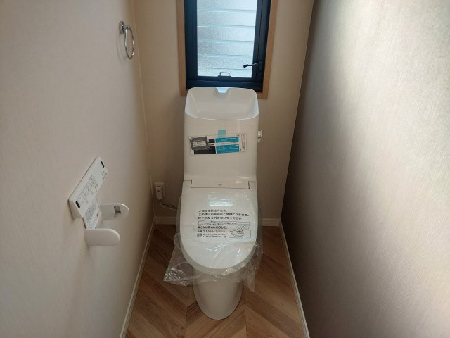 宝塚市売布1丁目一戸建のトイレ|2階トイレ　温水洗浄便座付き