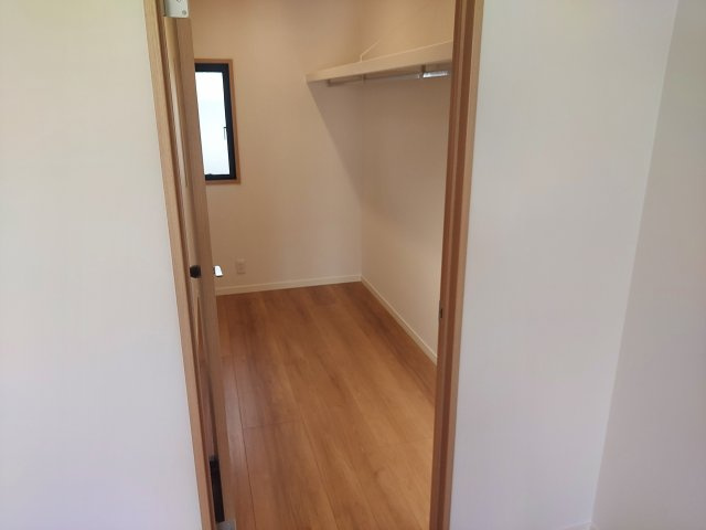 宝塚市売布1丁目一戸建の収納|2階洋室約8.5帖　ウォークインクローゼット