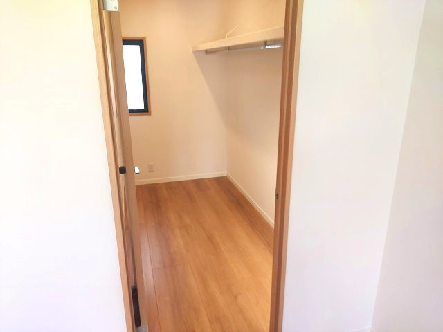 宝塚市売布1丁目一戸建の収納|2階洋室約8.5帖　ウォークインクローゼット