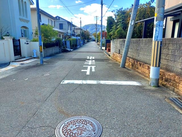 宝塚市売布1丁目一戸建の前面道路含む現地写真|南側前面道路