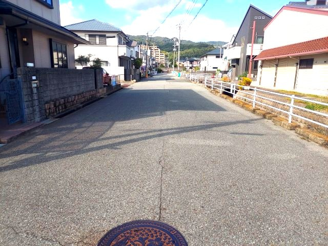 宝塚市売布1丁目一戸建の前面道路含む現地写真|東側前面道路