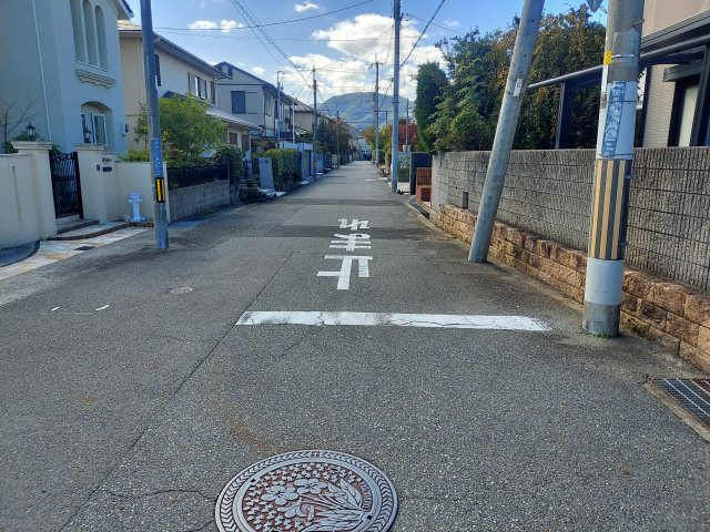 宝塚市売布1丁目一戸建の前面道路含む現地写真|南側前面道路