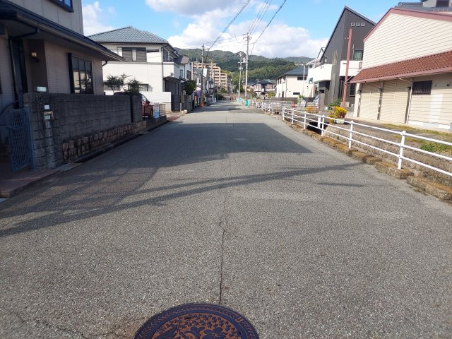 宝塚市売布1丁目一戸建の前面道路含む現地写真|東側前面道路