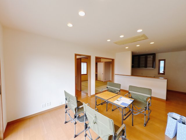 平出町 平屋 中古戸建の居間・リビング|〇リビングダイニング〇
大きなテレビもラクラク設置可能！ダイニングテーブルとソファーを置いてもゆとりがあります！
※2025年9月撮影