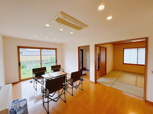 宇都宮市平出町 平屋 再生住宅の居間・リビング|〇リビング〇
和室の仕切りを開放すればLDKと合わせて広々スペースに早変わり！和のテイストをプラスした癒しの空間になります。
※2025年9月撮影