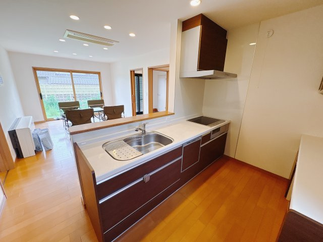 宇都宮市平出町 平屋 再生住宅のキッチン|〇キッチン〇
対面式システムキッチンは、料理をしながら会話も楽しめます。家族とのつながりを感じられる心地よい空間になります。
※2025年9月撮影