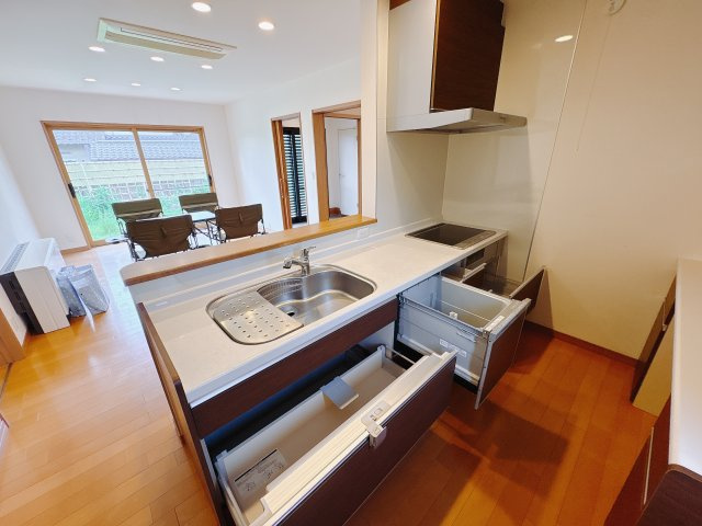 平出町 平屋 中古戸建のキッチン|〇キッチン〇
収納力たっぷりのシステムキッチン。増えがちな調理器具やカトラリー、かさ張るタッパーやお弁当箱など、なんでも収納可能です！
※2025年9月撮影