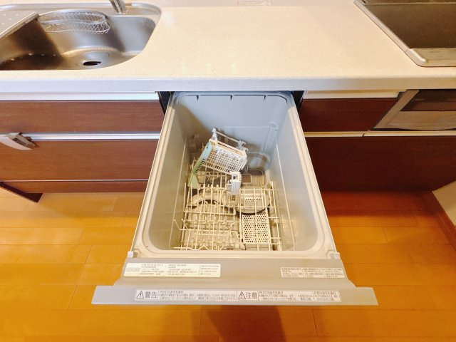 平出町 平屋 中古戸建のキッチン|〇キッチン〇
後片付けもラクラクな食器洗乾燥機付！面倒な後片付けをお任せできます。時間と手間を節約し、ご家族との大切なひとときを増やします。
※2025年9月撮影