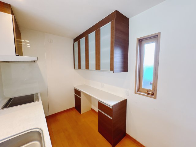 平出町 平屋 中古戸建のキッチン|〇キッチン〇
カップボード付きでお気に入りの食器も大切に保管可能！
増えがちなカトラリー類もスッキリと収納できます。
※2025年9月撮影