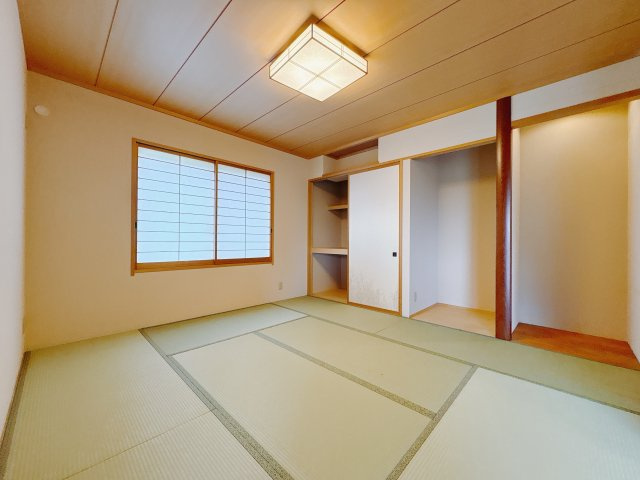 平出町 平屋 再生住宅の和室|〇和室 8帖〇
和室は小さなお子様の遊び場にもに大活躍です。遊び疲れたらそのままお昼寝も。リビングと続き間に出来るので、くつろぎながら見守ることが出来ます。
※2025年9月撮影