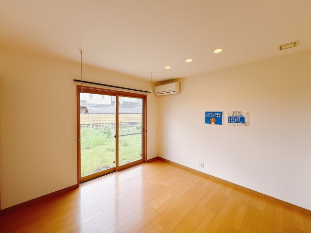 平出町 平屋 中古戸建の洋室|〇洋室 6.13帖〇
ほどよい広さで使いやすい洋室。
机やベッドを置いてもゆとりが出ます。
窓から光が差し込む明るい空間で、毎日を気持ちよく過ごせます。
※2025年9月撮影