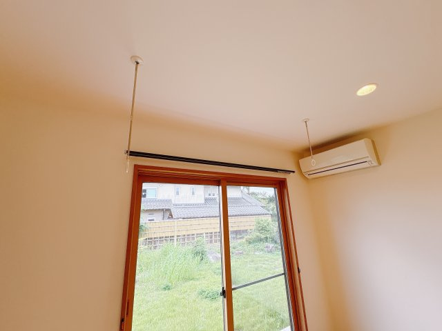 平出町 平屋 中古戸建の洋室|〇洋室 6.13帖〇
室内干しスペースがございますので、急な雨でも取り込む心配がありません。
※2025年9月撮影