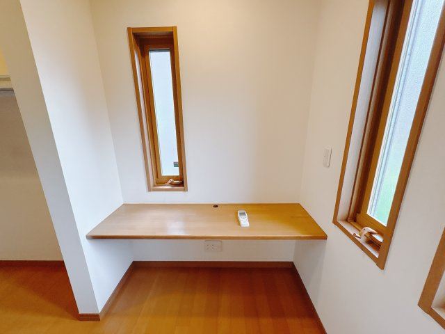 平出町 平屋 再生住宅のその他|〇洋室 6.13帖〇
お子様のお勉強やテレワークなどに活用できる作り付けのカウンター！
机を買い足す必要がございません。
※2025年9月撮影