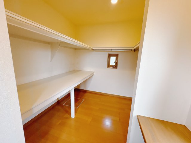 宇都宮市平出町 平屋 再生住宅の収納|〇ウォークインクローゼット〇
たっぷり収納できるWIC！スーツケースやゴルフバッグなど、大きな物も沢山収納可能です♪
※2025年9月撮影