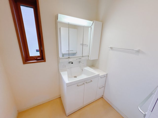 平出町 平屋 中古戸建の独立洗面台|〇洗面脱衣所〇
洗面台は三面鏡付きで、身だしなみチェックもラクラク。収納力もたっぷりで、毎朝の準備が快適です。
※2025年9月撮影