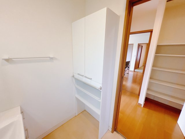 宇都宮市平出町 平屋 再生住宅の独立洗面台|〇洗面脱衣所〇
増えやすいリネン類もすっきりと収納可能な洗面室収納。着替えやバスタオルはもちろん、洗剤のストック等もスッキリ収納出来ます。
※2025年9月撮影