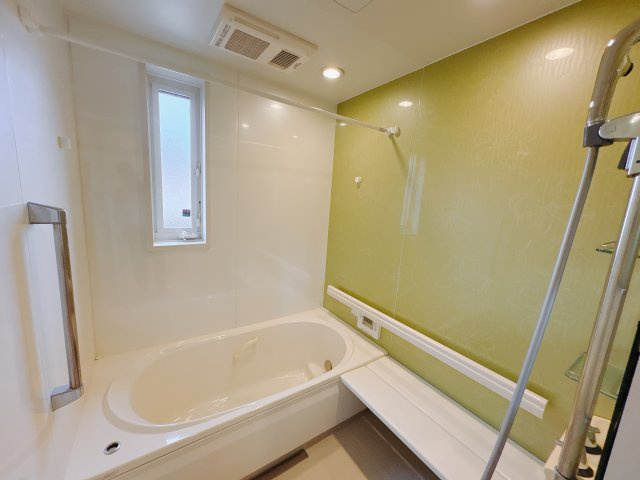 平出町 平屋 中古戸建の浴室|〇浴室〇
1日の疲れを癒せるグリーンのアクセントパネルがステキなバスルーム。雨の日でもお洗濯に困らない浴室乾燥機付きです。
※2025年9月撮影