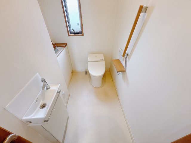 宇都宮市平出町 平屋 再生住宅のトイレ|〇トイレ〇
寒い日も快適に。温水洗浄付きタンクレストイレで、毎日気持ちよく使えるうれしい設備です。
※2025年9月撮影