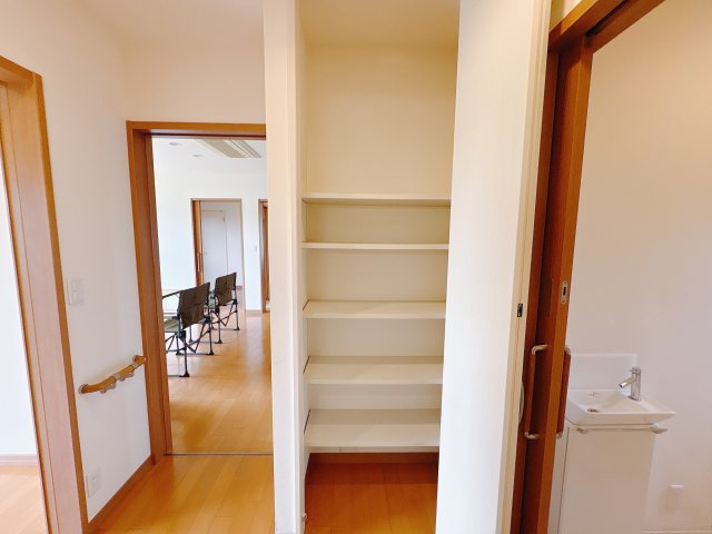 平出町 平屋 中古戸建の収納|〇廊下収納〇
あると嬉しい廊下収納！消耗品のストックや、お子様のおもちゃを保管するのに役立ちます！
※2025年9月撮影