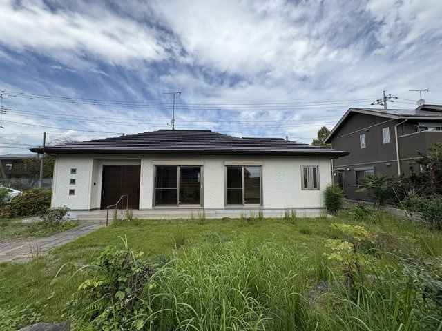 平出町 平屋 中古戸建の外観|〇外観〇
広々としたお庭付き！お子様の遊び場はもちろん、ペットちゃんの運動場としても有効に利用できますね♪
※2025年9月撮影