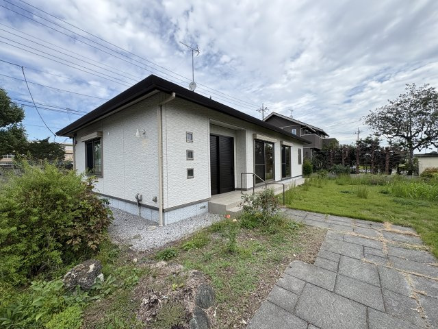 平出町 平屋 中古戸建の外観|〇外観〇
駐車スペースを拡張して4台並列駐車可能としました！共働きご夫婦や、お子様が将来免許を取った場合も見据えて駐車場は多めがいいですね！
※2025年9月撮影
