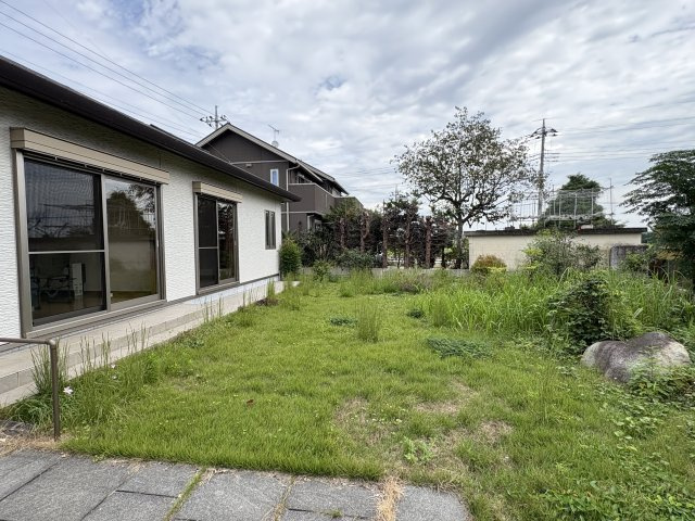 平出町 平屋 中古戸建の庭|〇外観〇
ウッドデッキを付けたり、芝生を植えたり、池も作れちゃいます！
夢が広がります♪
※2025年9月撮影