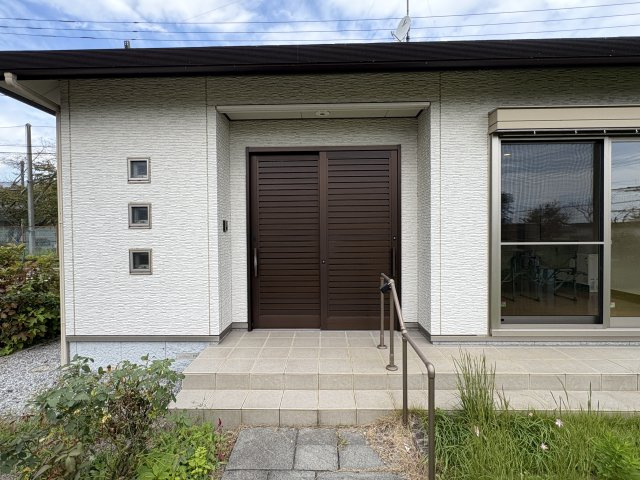 平出町 平屋 中古戸建の外観|〇玄関〇
引戸タイプの玄関ドアは、買い物帰りでも開閉しやすくラクラクです♪
※2025年9月撮影