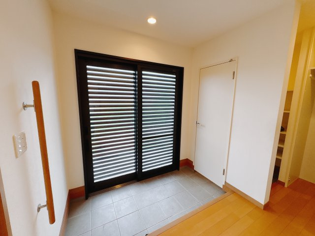 宇都宮市平出町 平屋 再生住宅の玄関|〇玄関〇
広々とした玄関でご家族そろってのお出かけでも渋滞が起きません！
左手には玄関収納に続く扉があります。
※2025年9月撮影