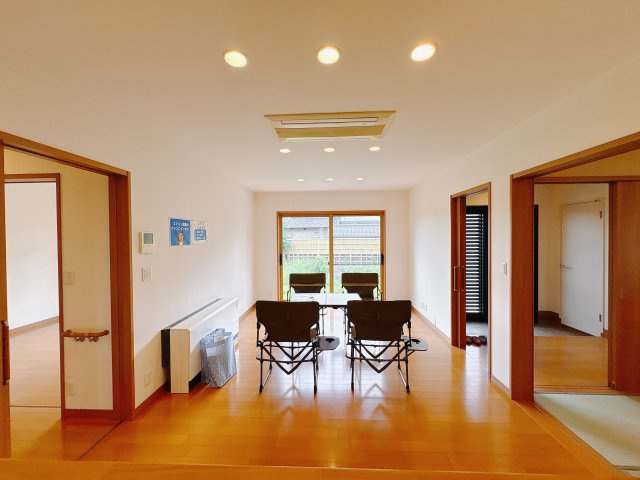 平出町 平屋 中古戸建の居間・リビング|〇リビングダイニング〇
13.13帖のリビングダイニングです。
正面の窓からはお庭が見えて、ご家族皆様でゆっくりくつろげる癒しのスペースとなっています。
※2025年9月撮影