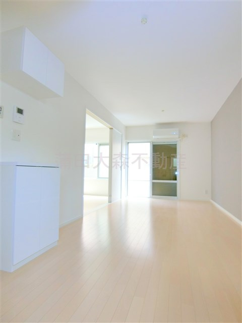 和光ハイツの居間・リビング|南東向きのLDK10帖　リビングダイニングキッチン