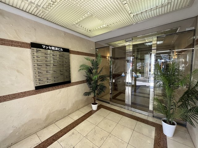 大阪市浪速区難波中１丁目の店舗事務所のエントランス