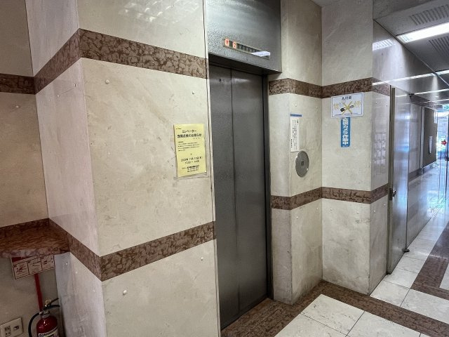 大阪市浪速区難波中１丁目の店舗事務所のエントランス