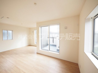 【洋室】 | 現地写真（２号地２階洋室）ライフステージの変化に応じて、２部屋に分割もできます。