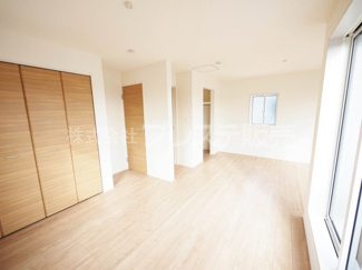 【洋室】 | 現地写真（２号地２階洋室）ライフステージの変化に応じて、２部屋に分割もできます。