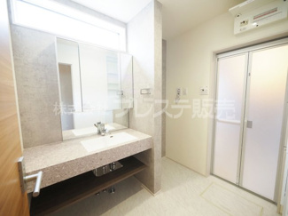 【洗面所】 | 現地写真（２号地洗面）シャワー付き洗面化粧台