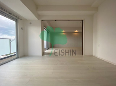 【居間・リビング】 | ラシルフィード博多駅南  | 白を基調とした開放感のある広いリビングです！リビングにはオシャレなLED照明も付いてます！